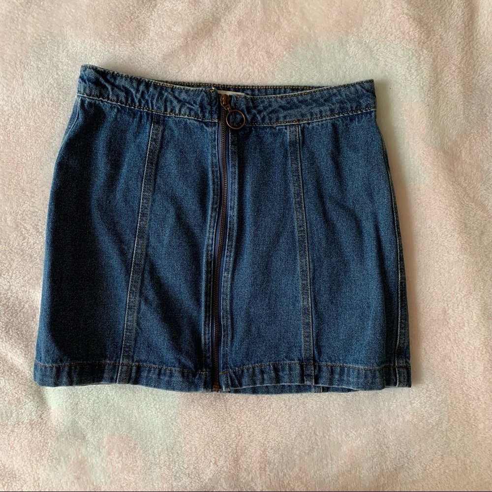 Jean skirt with zipper in front